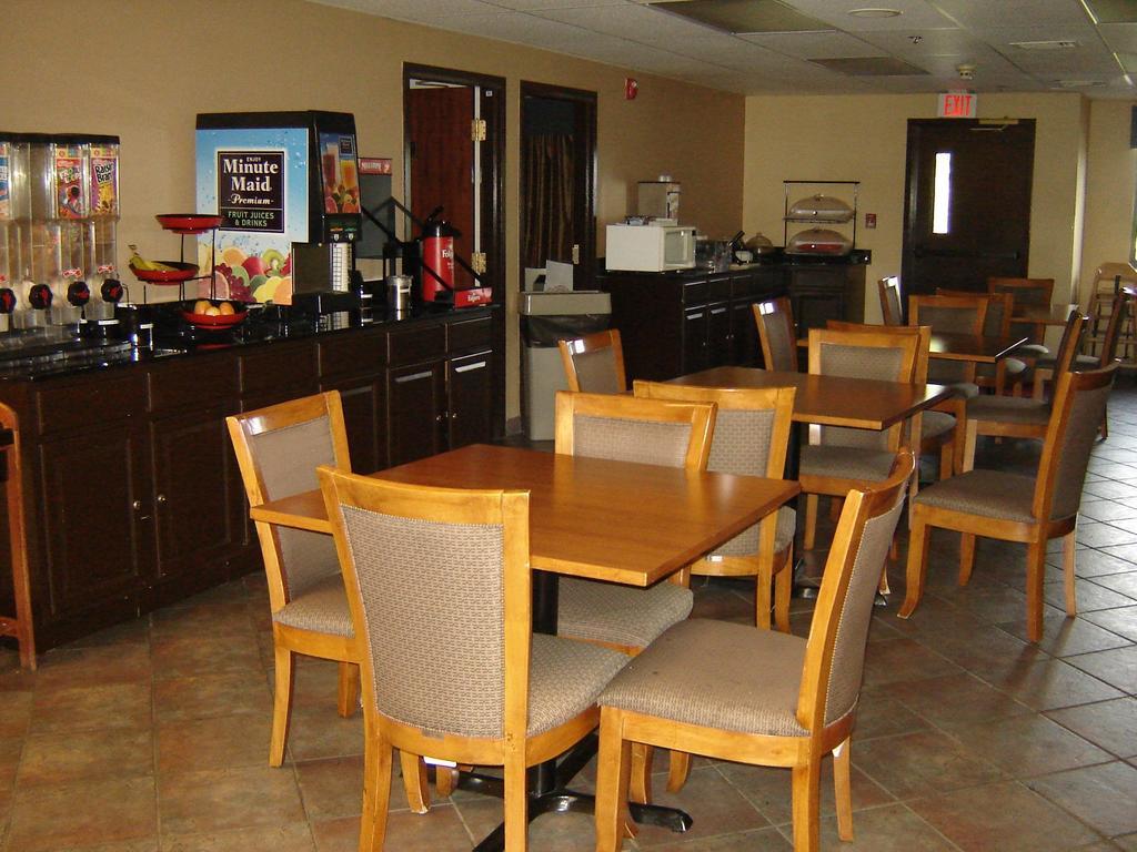 Days Inn By Wyndham Phenix City Near Fort Moore Exteriér fotografie