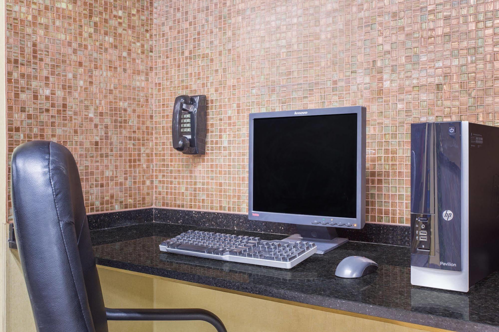 Days Inn By Wyndham Phenix City Near Fort Moore Exteriér fotografie